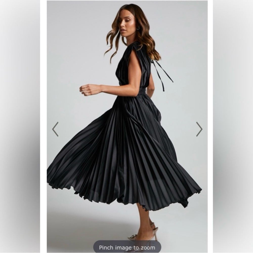 Showpo DELLA MIDI DRESS - PLUNGE NECK SHORT SLEEVE PLEATED DRESS IN BLACK medium